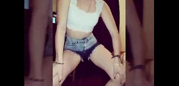  laly porreta bailando mostrando el culo